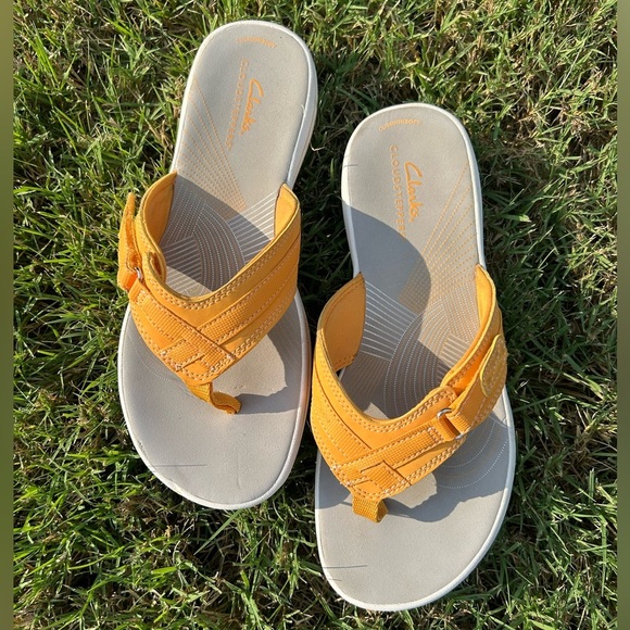 Clarks Shoes - Clarks Cloud steppers Sport thong sandal in vibrant YellowFlip-Flops Sz- 8. O